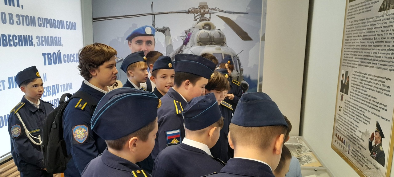 Ученики 6Г класса посетили школьную музейную комнату имени Героя РФ В.Н. Чухванцева.