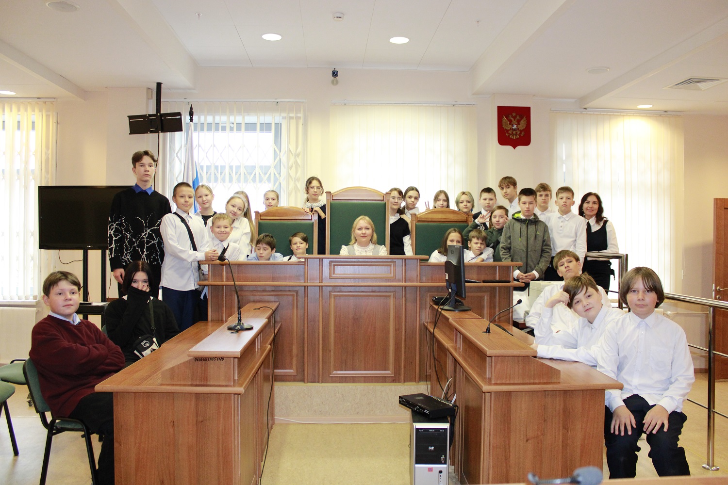 Ученики 6В класса побывали на профориентационной экскурсии в Верховном суде УР.