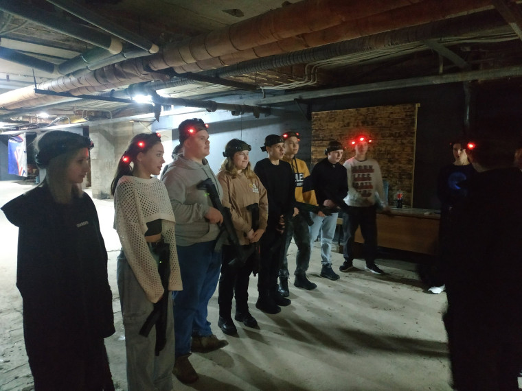 8В класс посетил лазерные бои в клубе «Полигон 18».