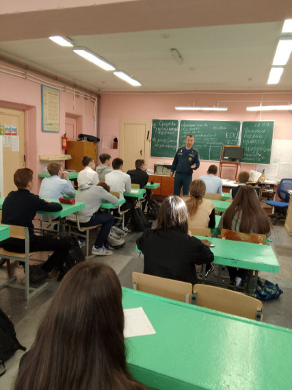 День гражданской обороны: школу с лекциями посетили представители МЧС, ГО и ЧС.